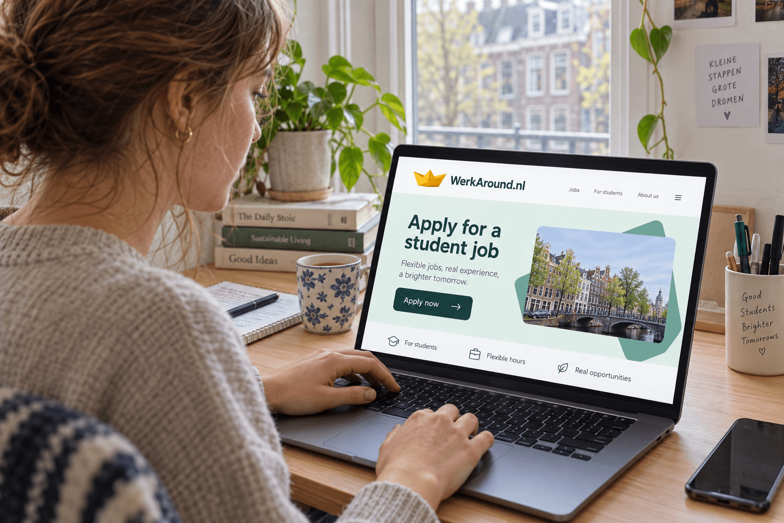 Student bewirbt sich am Laptop über WerkAround.nl